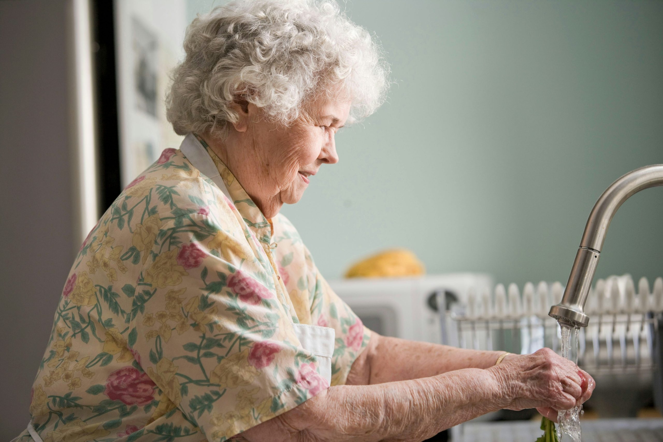 Oude dame in de keuken handen wassen ZorgZamepartner